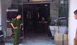 Tiệm bán quần áo bị vỡ tan cửa kính sau tiếng nổ lớn