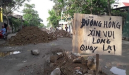 Người dân đổ đất đá chặn xe, chắn ngang 'con đường đau khổ' ở thành Vinh