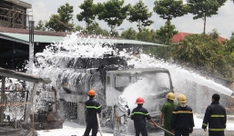 Xe bồn chở nhiên liệu bốc cháy dữ dội tại cây xăng, người dân hoảng sợ tháo chạy