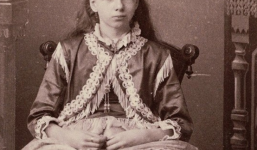 Cuộc đời người phụ nữ 4 chân: 13 tuổi làm ngôi sao gánh xiếc, sống đời sung túc với nghề triển lãm bản thân