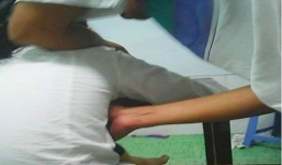 Khởi tố đối tượng vào tận trường tiểu học, vờ đánh rơi tiền để 'khám xét' hàng loạt bé gái