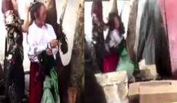 Ăn cắp quần áo, người phụ nữ mang thai bị trói vào gốc cây đánh đập dã man