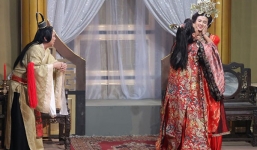 Sao nam Vbiz giữ khoảng cách với đồng nghiệp nữ: Trường Giang thoải mái ôm hôn, Isaac chỉ chạm eo cũng dè chừng