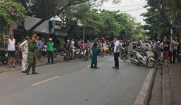 Xe tải lùi cuốn xe máy vào gầm khiến 3 người thương vong, bà bầu sinh con tại hiện trường