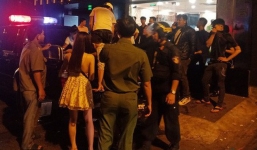 Hàng chục công an bao vây quán bar thác loạn, cho tiếp viên bán dâm