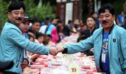 Hoa mắt chóng mặt với bữa tiệc ăn mừng gồm hơn 100 cặp sinh đôi tại Trung Quốc