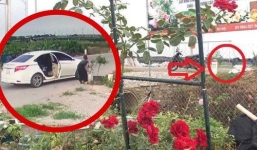Clip: Để hoa ở cổng chưa kịp giao cho khách 5 phút sau đã bị người phụ nữ đi ô tô qua 'cầm giùm'