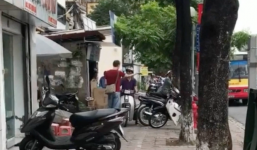 Hà Nội: Thanh niên Tây đứng chặn không cho người đi đường leo vỉa hè trên phố Kim Mã