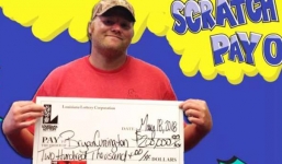 Số đỏ nhất năm: Nhặt được vé số trúng thưởng hơn 4,5 tỷ đồng trong thùng rác