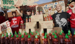 Cách vua tương ớt gốc Việt bán Sriracha cho toàn nước Mỹ: Chỉ cần làm ra sản phẩm thật tốt, khách hàng sẽ quảng cáo thay cho bạn