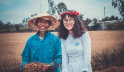 Nữ sinh mặc áo dài, lội ruộng chụp ảnh với cha trong ngày bế giảng: Mình chẳng ngại gì khi cha mẹ là nông dân