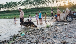 Bến đò sông Hồng trở thành bãi tắm tự phát dịp hè cho người dân Hà Nội dù tiềm ẩn nhiều nguy cơ