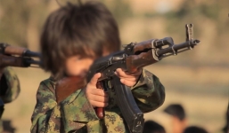 Hôm nay là quốc tế Thiếu nhi, nhưng ngay lúc này nhiều em nhỏ trên thế giới vẫn đang phải cầm súng chiến đấu