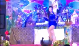 Vũ công ăn mặc hở hang nhảy múa trong chương trình mừng lễ Phật đản