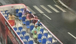 Hà Nội: Không quản ngại trời mưa gió, hàng loạt hành khách mặc áo mưa trải nghiệm xe buýt mui trần