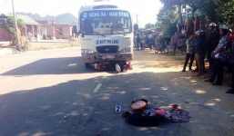 Bị xe buýt cuốn vào gầm, 4 người trong một gia đình thương vong 