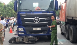 Container kéo lê xe máy, em bé 3 tuổi chết tại chỗ, bà bầu sinh con ngay hiện trường