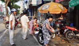 Vụ tố cán bộ Quy tắc vòi vĩnh, Chủ tịch quận Hải Châu: 'Cán bộ khát quá thì mang nước mà uống'