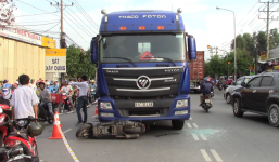 Vụ tai nạn thương tâm giữa xe máy và container: Bé trai rơi ra khỏi bụng mẹ, nằm khóc trên đường