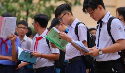 Gần 90.000 thí sinh bước vào môn thi đầu tiên trong kỳ thi tuyển sinh vào lớp 10 tại TP HCM: Thí sinh căng thẳng vừa nghe quy chế vừa ôn lại bài