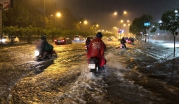 Sau cơn mưa lớn, nhiều tuyến đường ở Sài Gòn lại thành “sông”