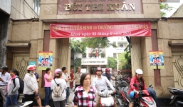 Gần 90.000 thí sinh bước vào môn thi đầu tiên trong kỳ thi tuyển sinh vào lớp 10 tại TP HCM: Thí sinh căng thẳng vừa nghe quy chế vừa ôn lại bài