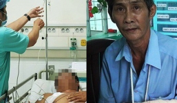 Nửa đêm, mẹ già bàng hoàng thấy con trai bị người lạ quẳng xuống trước cửa nhà, tay bị cắt gần lìa