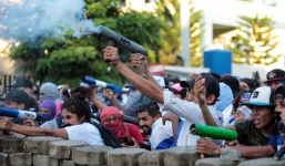 24h qua ảnh: Đụng độ với cảnh sát, người biểu tình Nicaragua bắn đạn cối tự chế