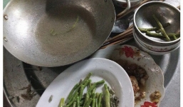 Dọn cơm xong thì con quấy đòi ngủ, đến lúc ra ăn, mẹ trẻ uất nghẹn khi nhìn mâm cơm cả nhà phần lại