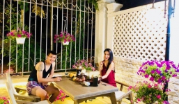 Biệt thự triệu đô ven sông với vườn rau xanh ngắt rộng đến 100m² của cặp vợ chồng hot nhất showbiz Việt: Thủy Tiên – Công Vinh
