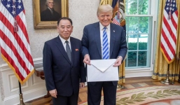 Lá thư khổng lồ của ông Kim Jong Un được an ninh Mỹ 'kiểm tra cẩn thận' trước khi đại diện Triều Tiên trao cho ông Trump