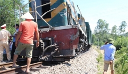 Tàu hỏa tông xe tải văng xuống ruộng, 1 người nguy kịch