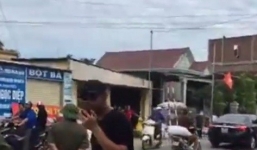 Trưởng công an nói gì vụ mang vòng hoa, phát nhạc đám ma ngay trước cửa nhà để đòi tiền?