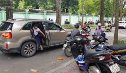 Thi vào lớp 10 hệ chuyên tại TP HCM: Nhiều thí sinh được cha mẹ đưa đón bằng ô tô