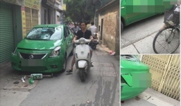 Clip: Toàn bộ diễn biến xe taxi bị người đàn ông cầm gậy đập vỡ kính, bẻ gương