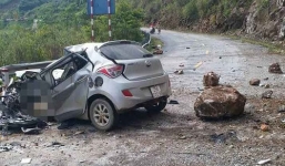 Lai Châu: Đá tảng đè nát xế hộp đỗ ven đường, tài xế tử vong