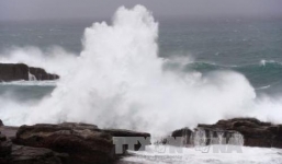 Áp thấp mạnh lên thành bão số 2, 'quét' dọc miền Trung