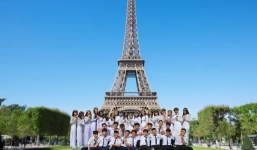 Choáng với kỷ yếu “nắm tay nhau đi khắp thế gian” của học sinh Cần Thơ