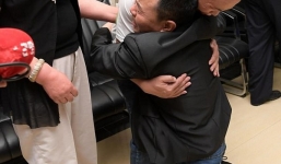 Cha mẹ đoàn tụ với con trai sau 24 năm bị thất lạc