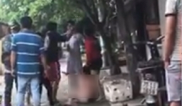 Sốc: Bắt được chồng ngoại tình, vợ lao vào lột quần áo, đánh nhân tình của chồng dã man giữa đường