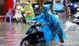 Dự báo thời tiết ngày 4/6: Áp thấp chạy dọc miền Trung, mưa như trút nước