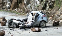 Trước khi đá rơi trúng ô tô, tài xế quay đầu xe nhưng không kịp