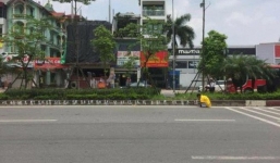 Người đàn ông mặc áo vàng in hình rồng phượng viết hàng loạt 'chữ lạ' trên vỉa hè Hà Nội