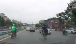 Hà Nội: Hai thanh niên biểu diễn bốc đầu xe máy va chạm với xe tải rồi đâm thẳng dải phân cách