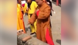 Võ sư Thiếu Lâm thi triển màn Nhất dương chỉ “gây bão” tại Trung Quốc