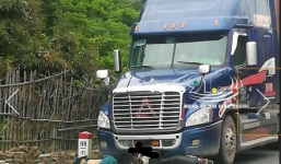 Rẽ ngang đầu container, người đàn ông bị cán chết thương tâm