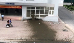 Sau tiếng nổ, chất thải bắn tung tóe khắp sân chung cư ở Hà Nội