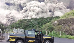 Clip: Kinh hoàng cảnh tro bụi núi lửa nuốt chửng toàn bộ bầu trời Guatemala