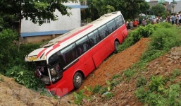 Ô tô chở khách nước ngoài mất lái lao xuống rãnh đường, 20 người bị thương