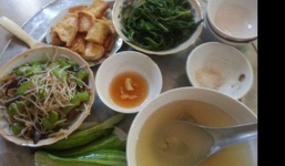 Mẹ bầu khoe mâm cơm giá 20 nghìn có mỗi lòng gà là chất đạm, hội chị em người khen ngon, người bĩu môi 'ăn thế làm sao sống nổi'